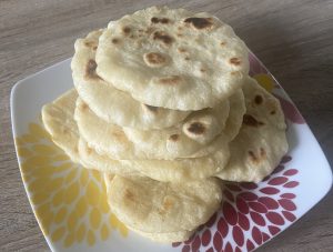 Mehrere Tortillas auf einem Teller gestapelt