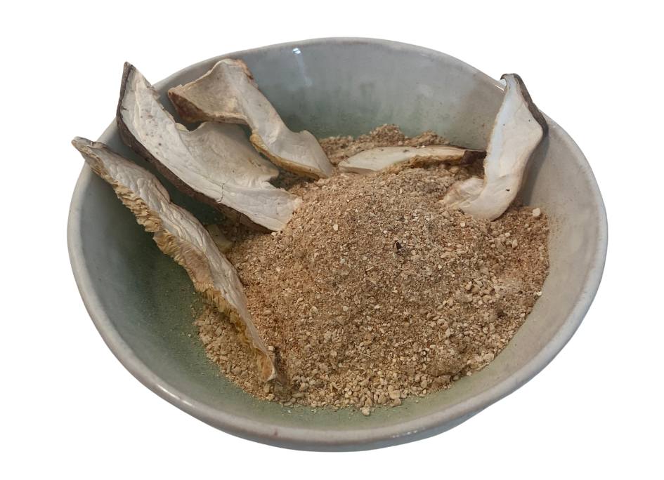 Pilzpulver: gemahlene getrocknete Shiitake und Steinpilze